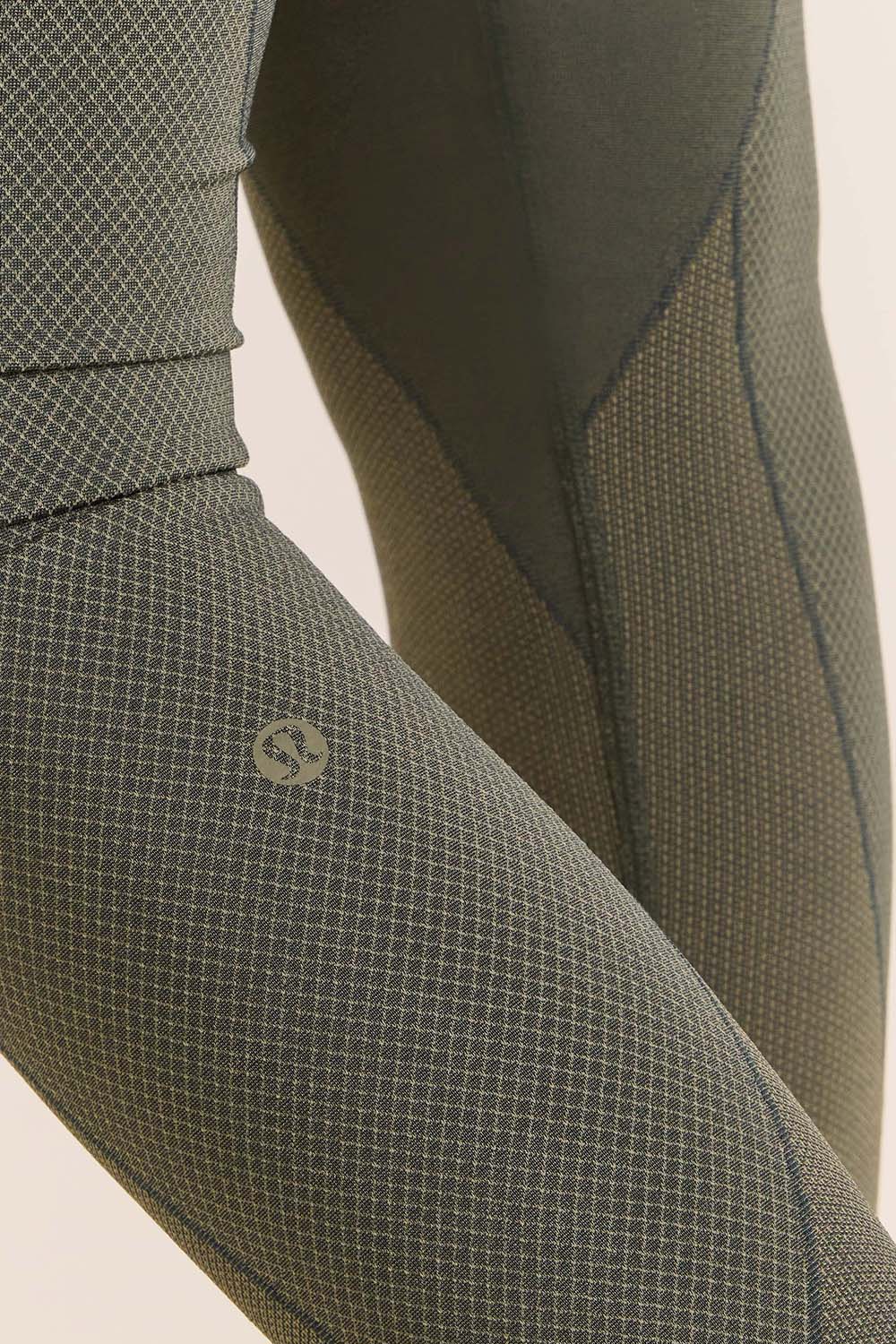 תמונת תקריב דוגמן של Seamless High-Rise Training Tight 25