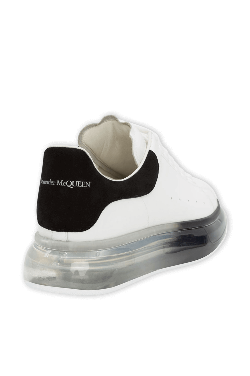 תמונת תקריב של סניקרס אוברסייז עם סוליה שקופה