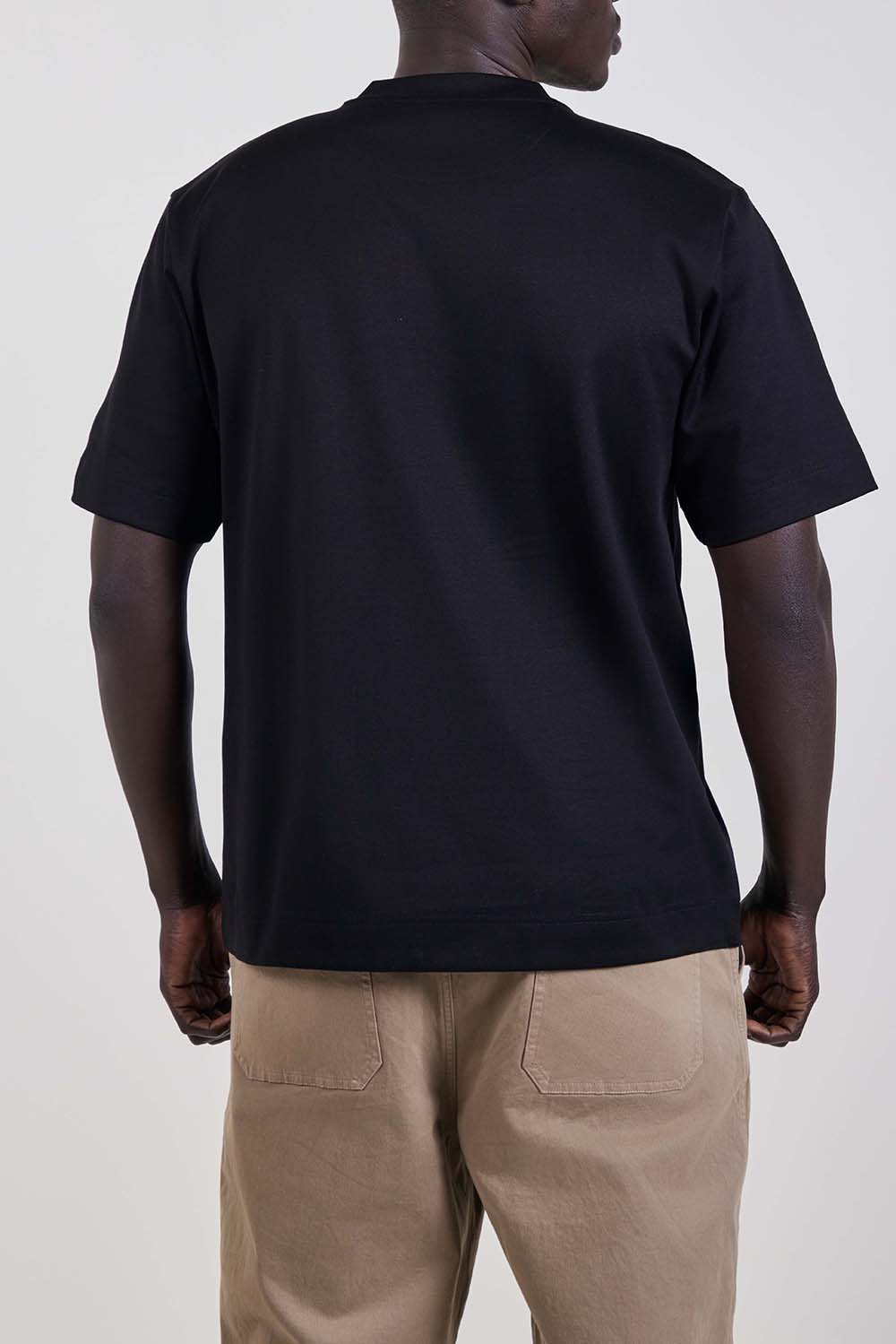 תמונת דוגמן אחורית של חולצת טי