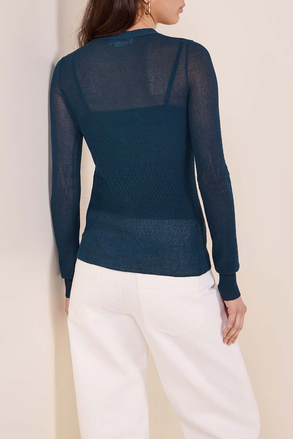 תמונת דוגמן אחורית של קרדיגן דק