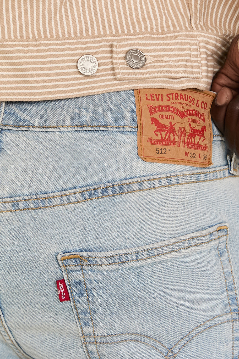 תמונת תקריב דוגמן של מכנסי ג'ינס טאפר סלים 512