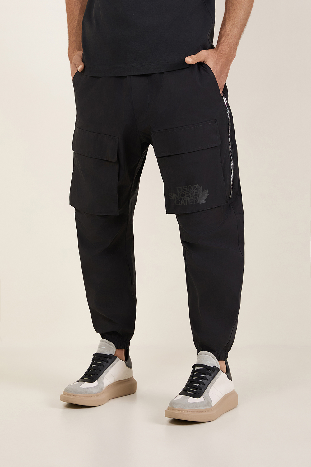 תמונת דוגמן קידמית של מכנסי ג'וג