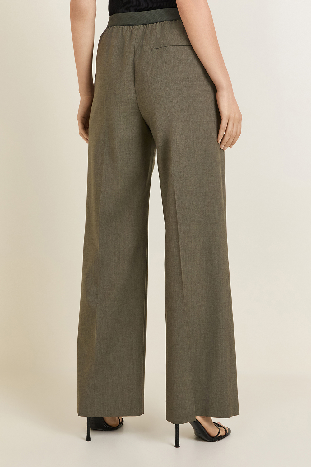 תמונת דוגמן אחורית של מכנסיים ארוכים ממשי