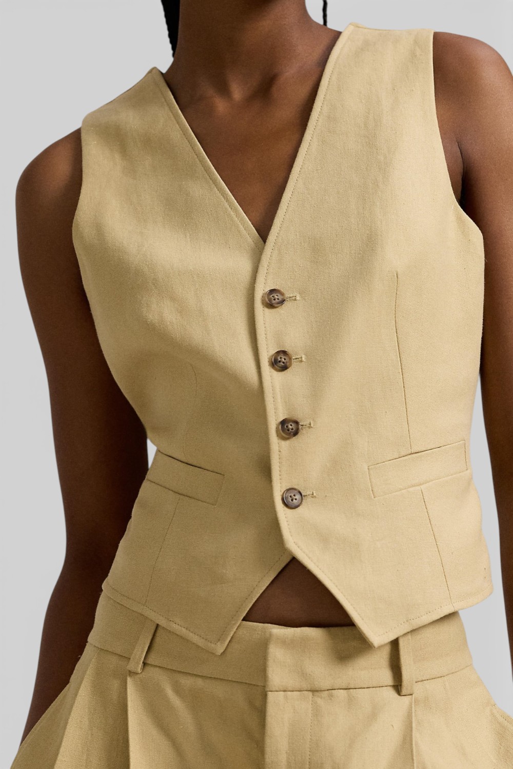 תמונת תקריב דוגמן של ווסט כפתורים