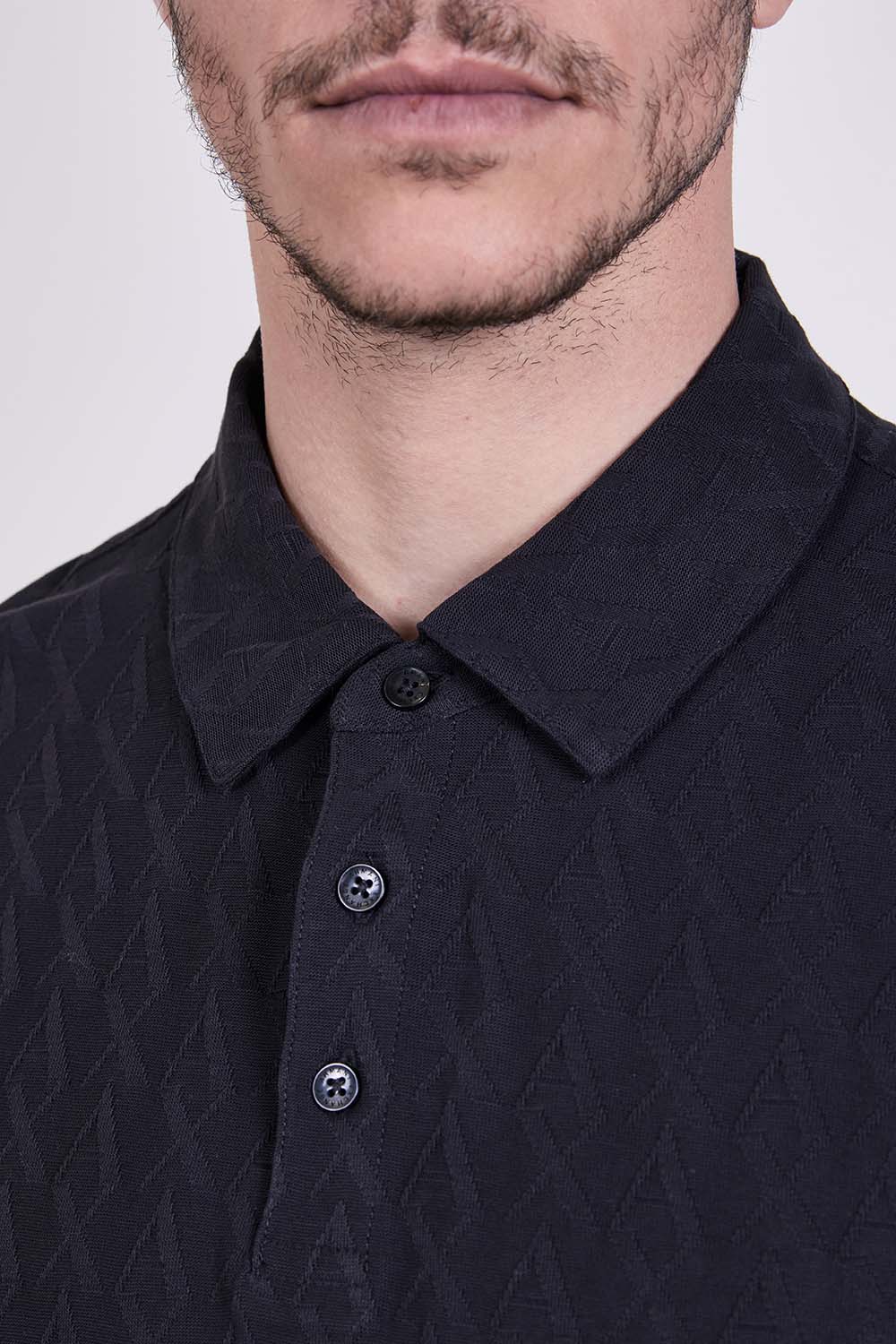 תמונת תקריב דוגמן של חולצת פולו