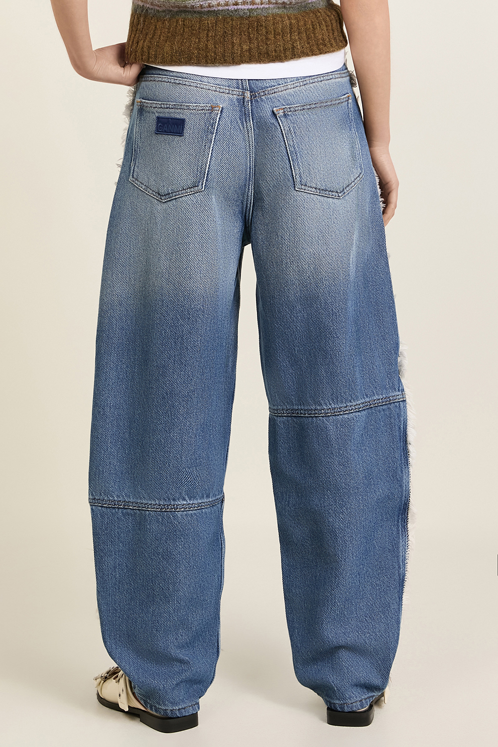 תמונת דוגמן אחורית של מכנסי ג'ינס בגזרת בלון