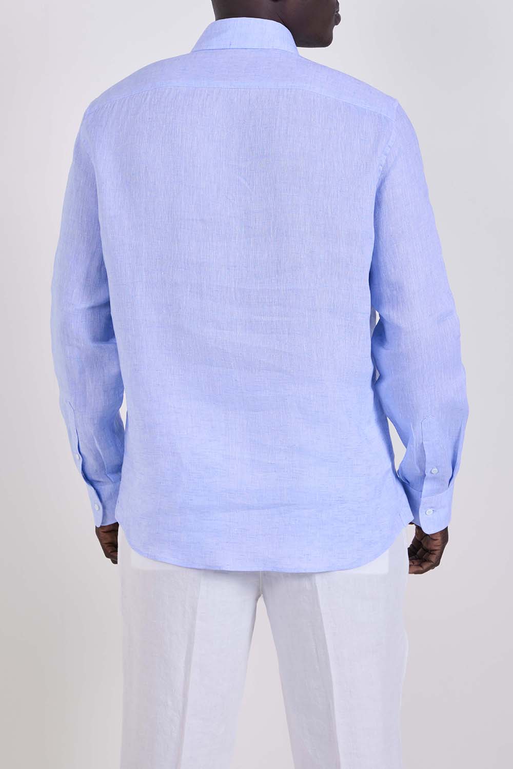 תמונת דוגמן אחורית של חולצה מכופתרת בגזרה משוחררת