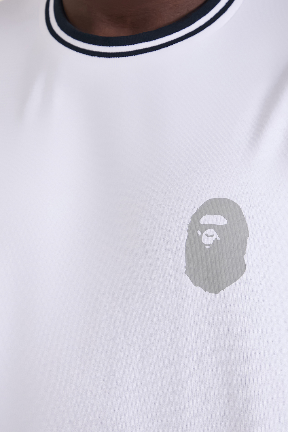 תמונת דוגמן אחורית של חולצת טי