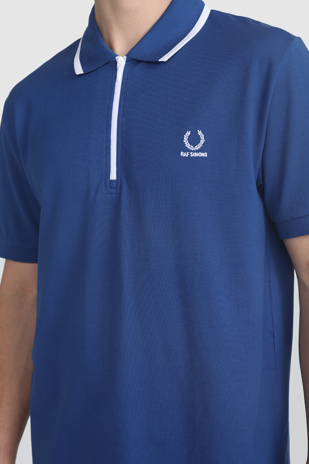 תמונת תקריב דוגמן של חולצת פולו בסגירת רוכסן