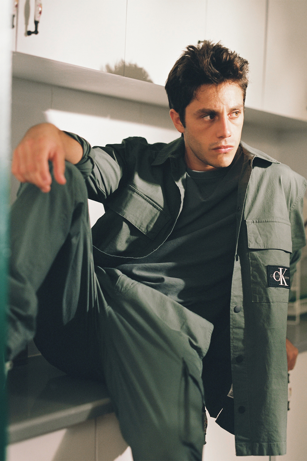 תמונת אווירה של מכנסי קרגו סקיני