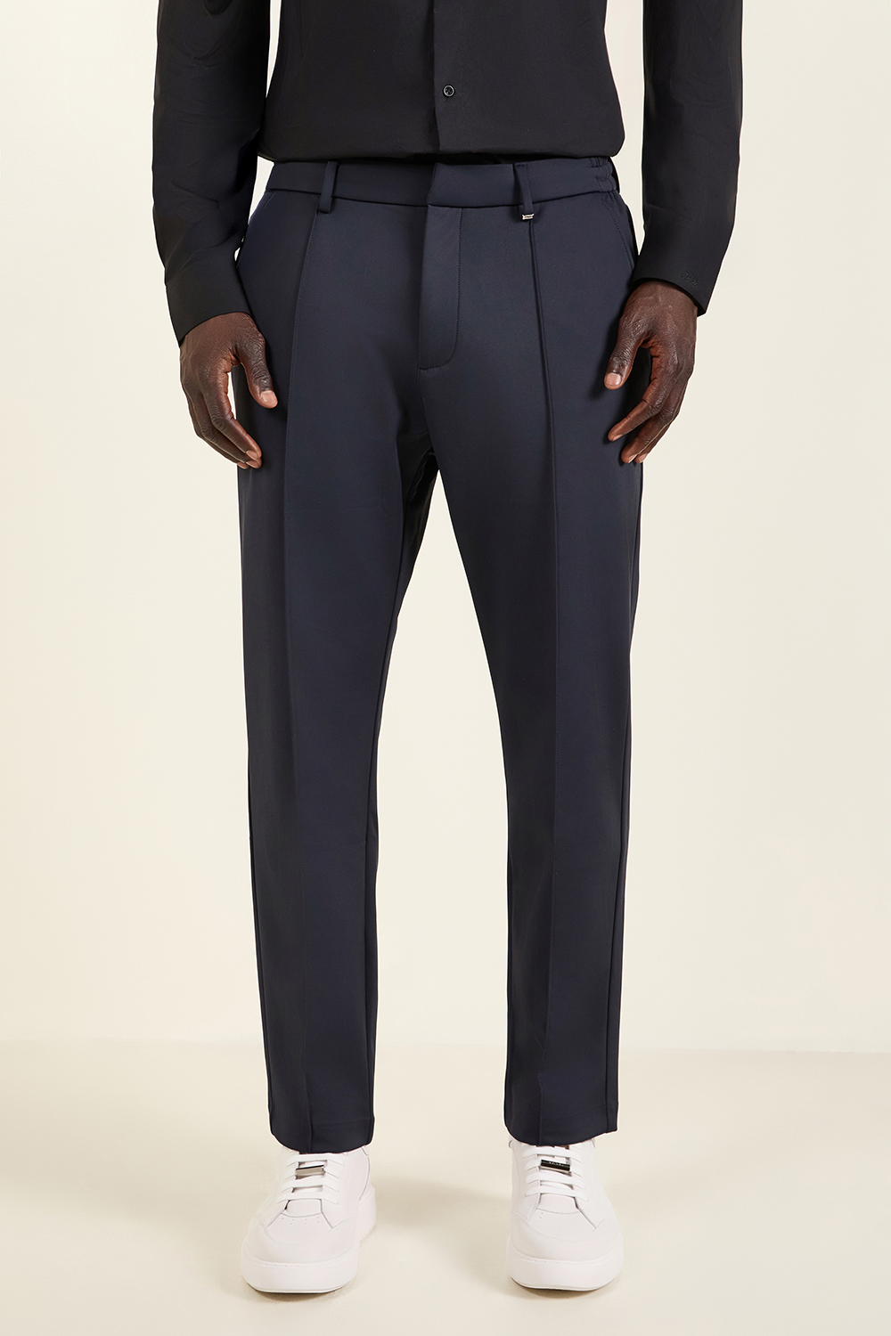 תמונת דוגמן קידמית של מכנסיים מחויטים