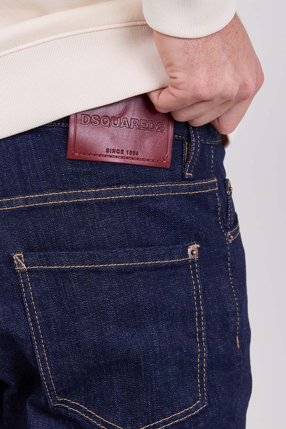 תמונת תקריב דוגמן של מכנסי ג'ינס בגזרת סלים