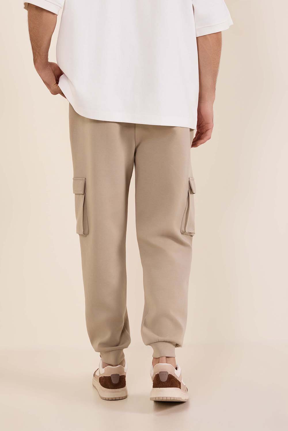 תמונת דוגמן אחורית של מכנסיים ארוכים