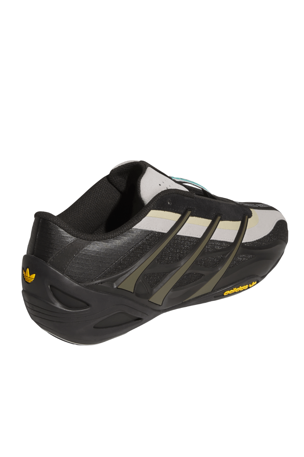 תמונת תקריב של נעלי סניקרס אדריייסר