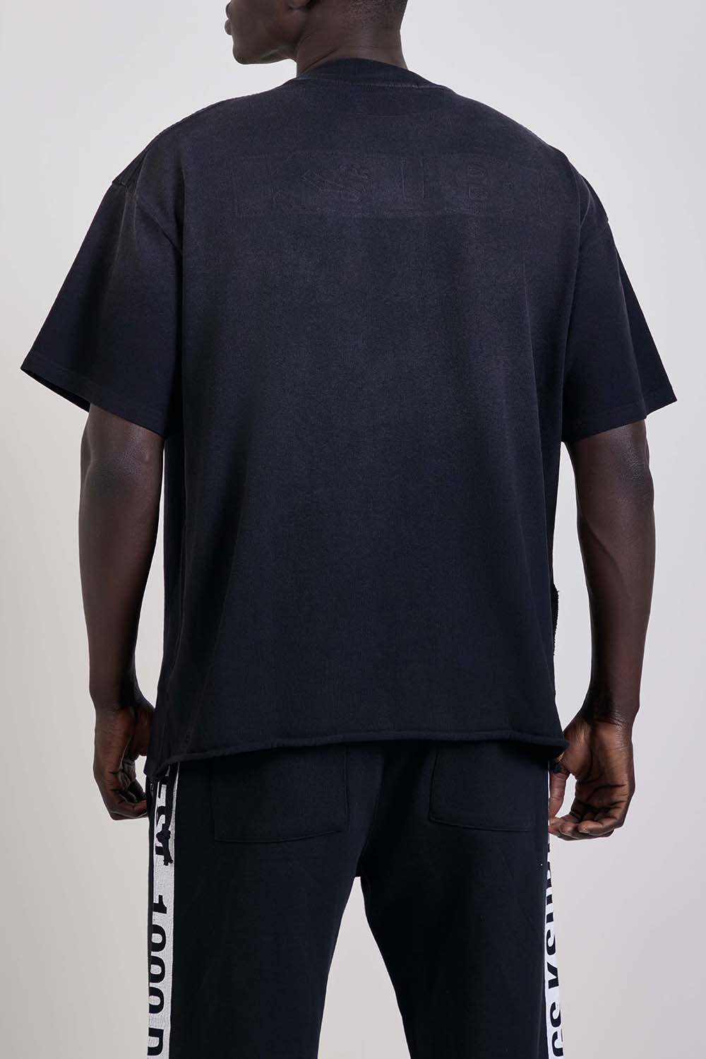 תמונת דוגמן אחורית של חולצת טי אוברסייז