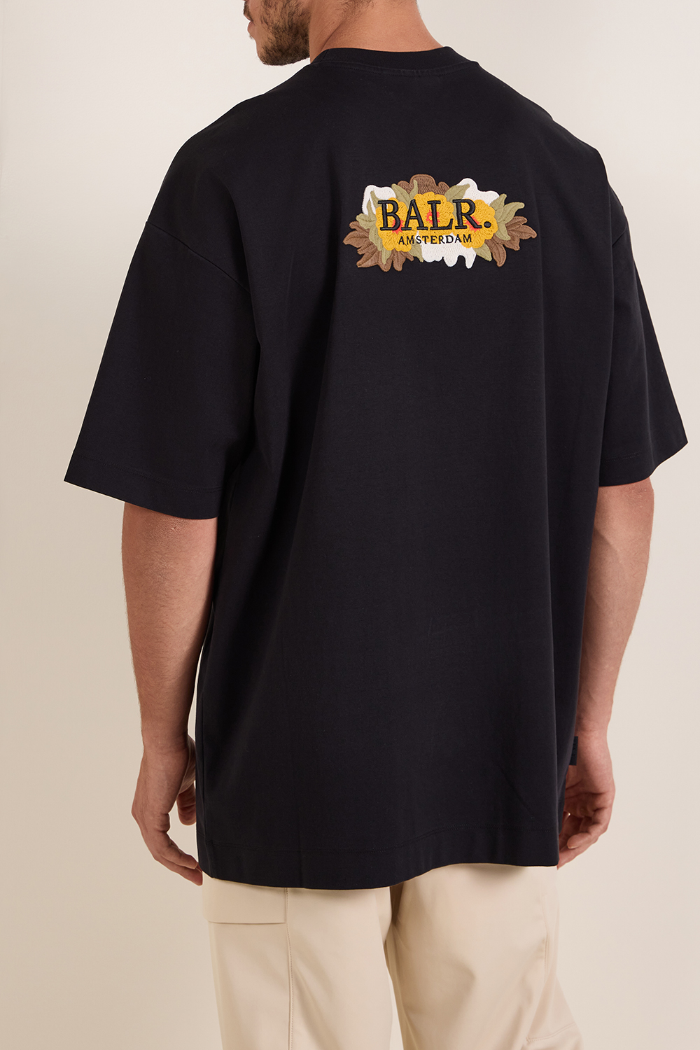 תמונת דוגמן אחורית של חולצת טי