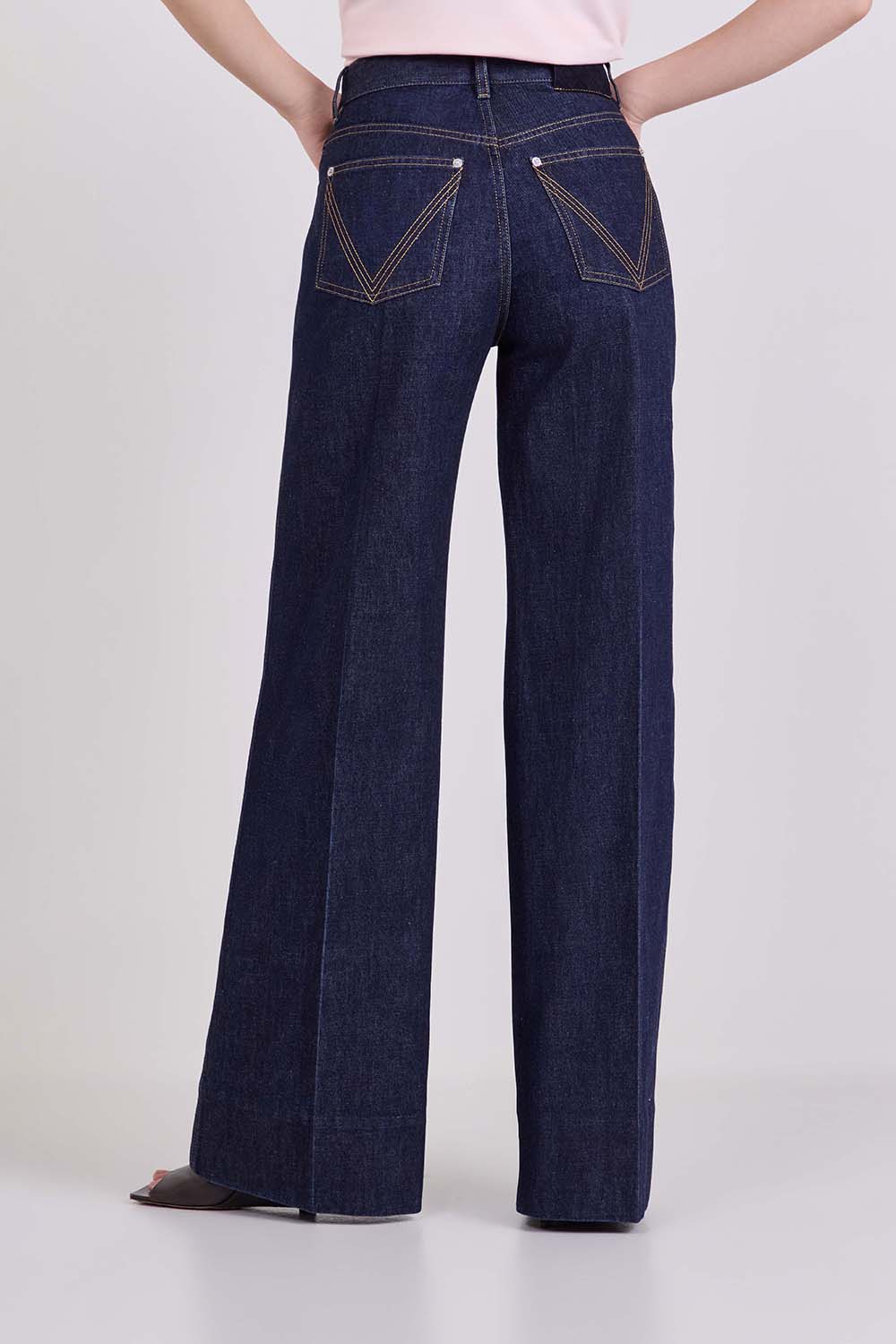 תמונת דוגמן אחורית של מכנסי ג&rsquo;ינס רחבים