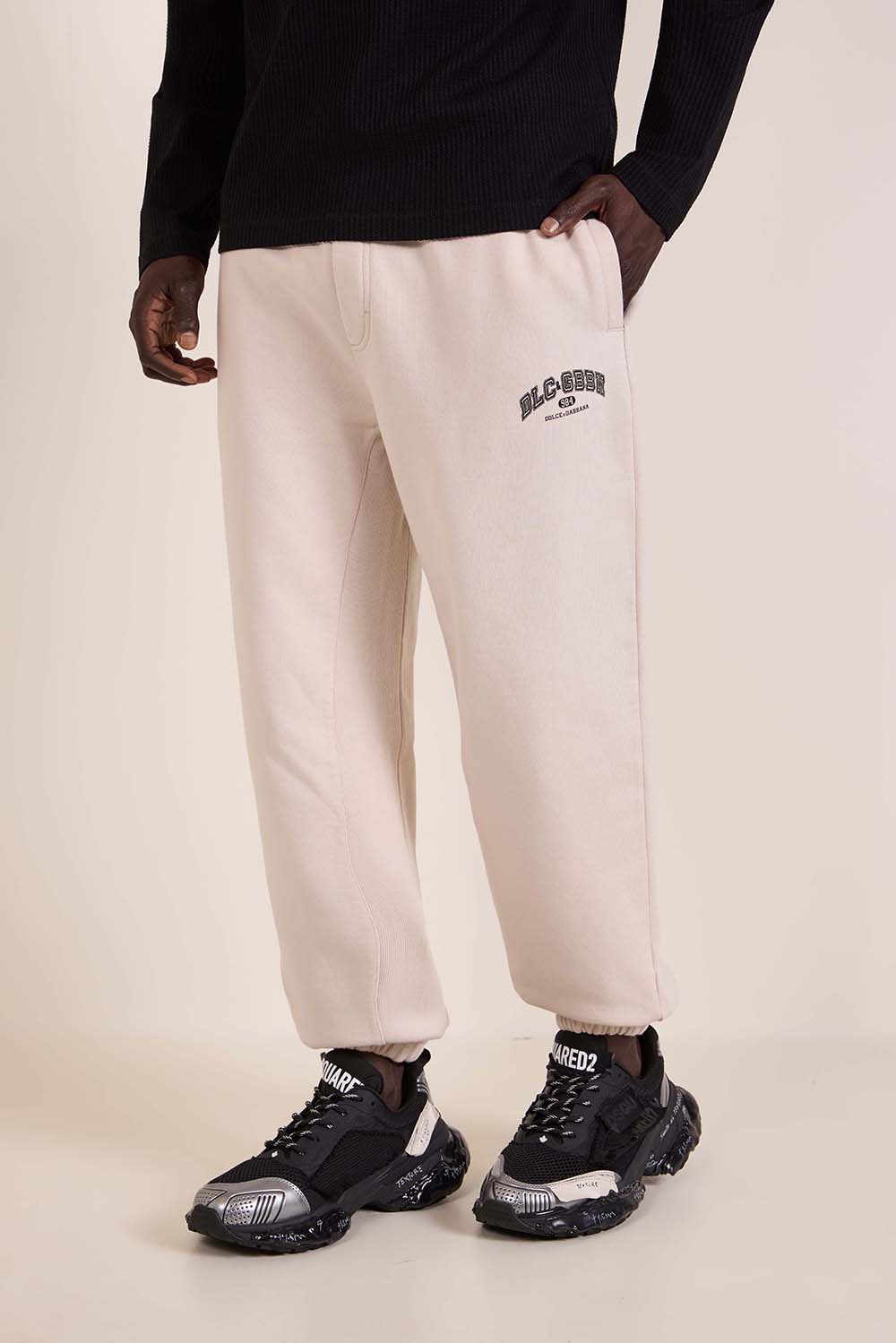 תמונת דוגמן קידמית של מכנסי ג'וגר