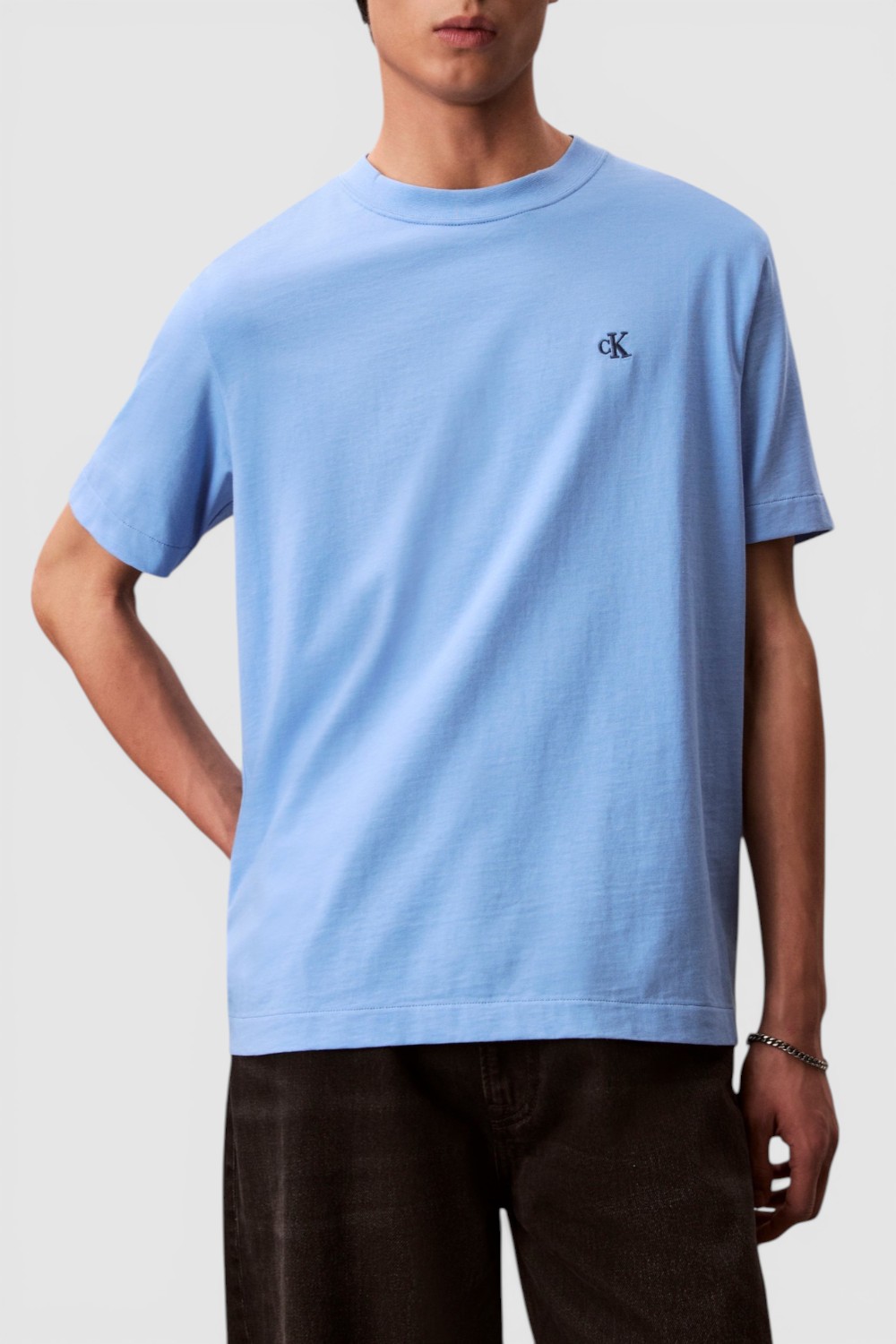 תמונת דוגמן קידמית של חולצת טי בגזרה ישרה