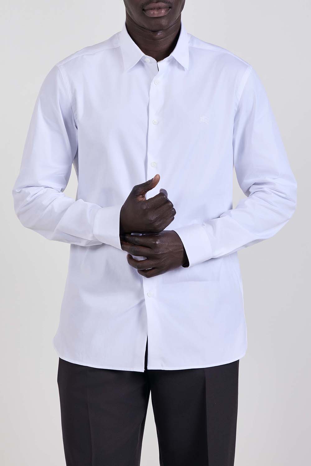 תמונת דוגמן קידמית של חולצה מכופתרת