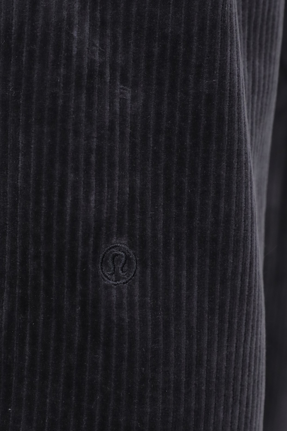 תמונת תקריב דוגמן של Scuba Mid-Rise Wide-Leg Velvet Cord