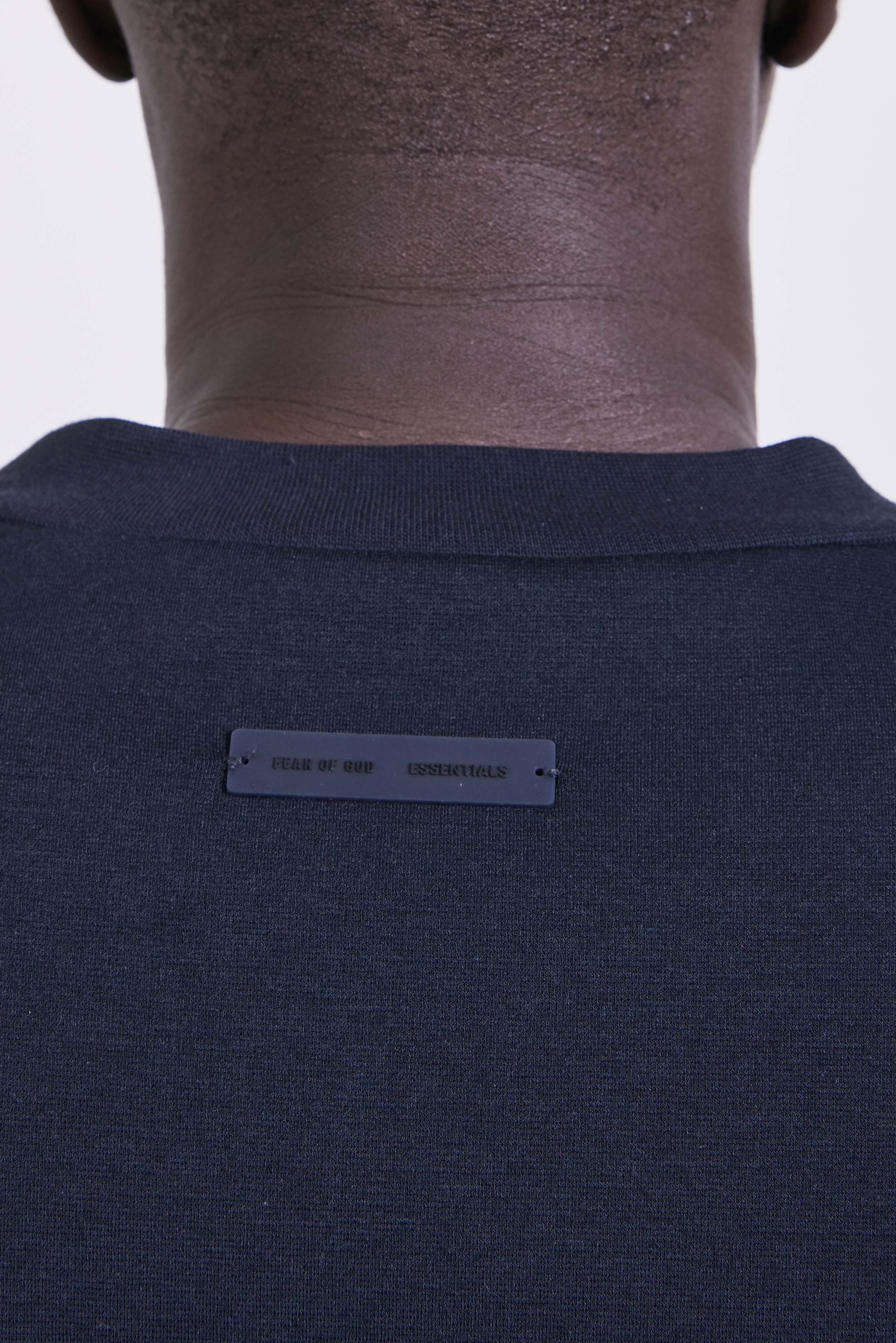 תמונת תקריב דוגמן של חולצת טי אוברסייז