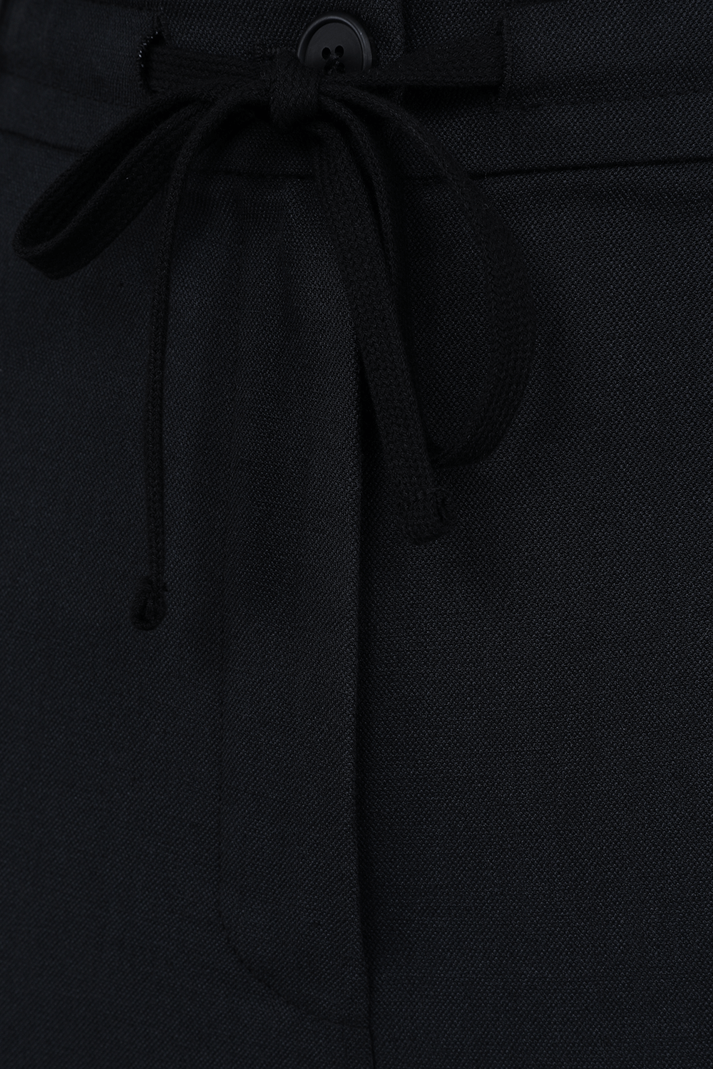 תמונה אחורית של מכנסיים מחויטים שחורים בגזרה גבוהה