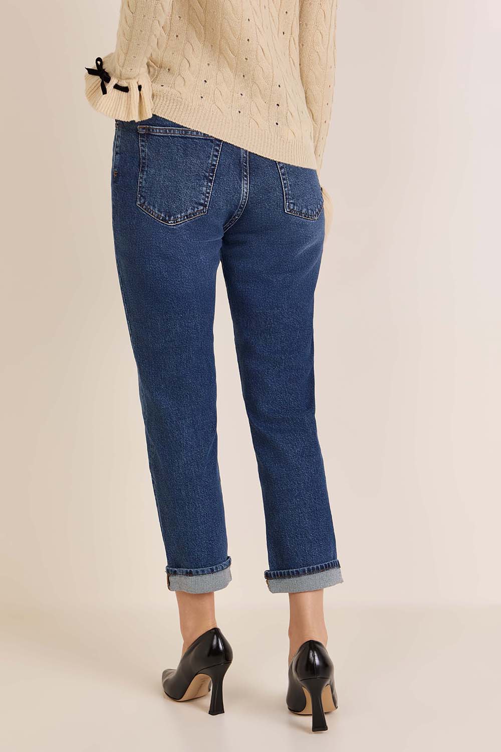 תמונת דוגמן אחורית של מכנסי ג'ינס בגזרת בויפרנד