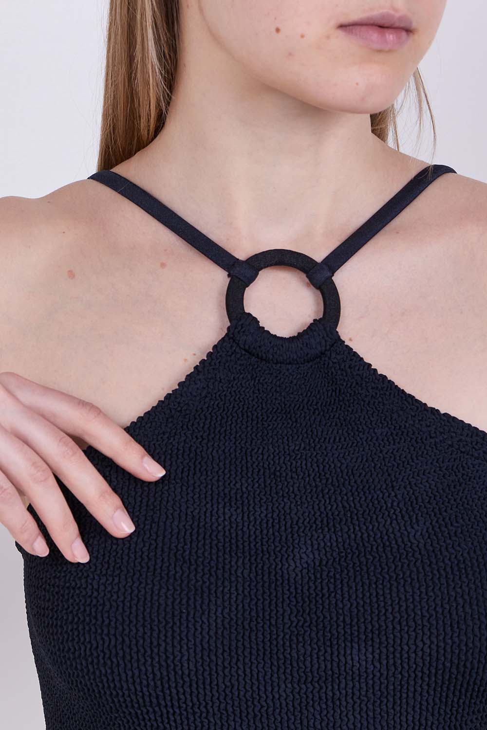 תמונת תקריב דוגמן של בגד ים שלם יסמין