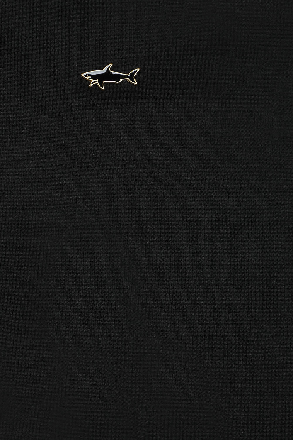 תמונה אחורית של חולצת טי שחורה עם לוגו כריש מוזהב