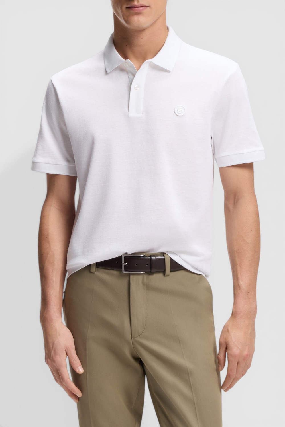 תמונת דוגמן קידמית של חולצת פולו בגזרה ישרה