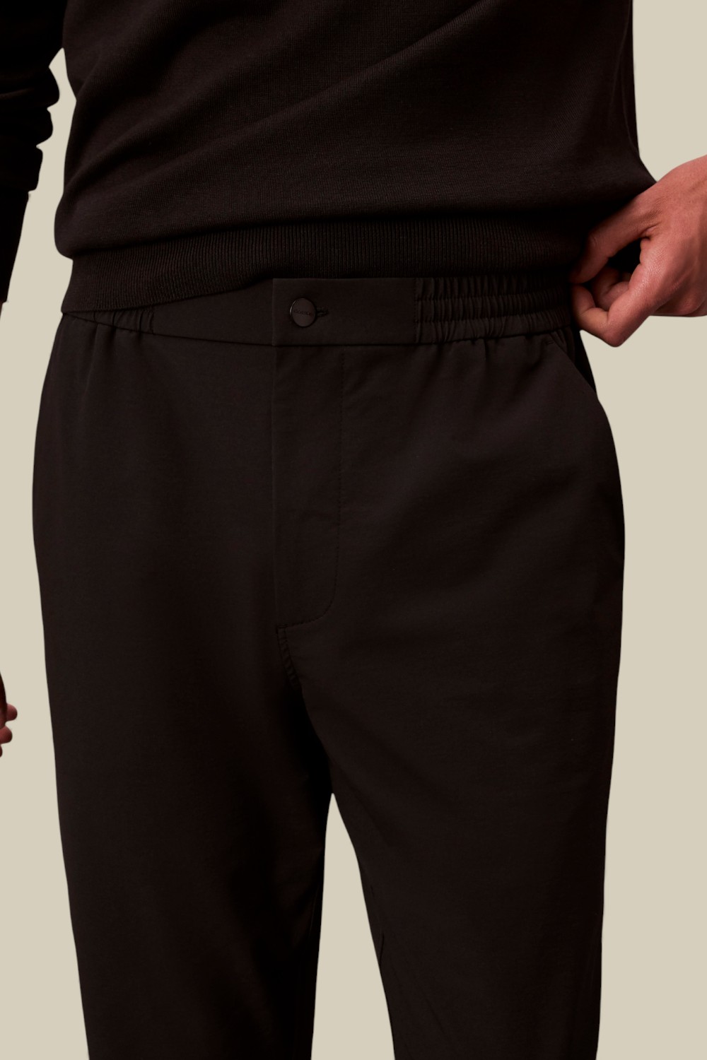 תמונת תקריב דוגמן של מכנסי צ'ינו