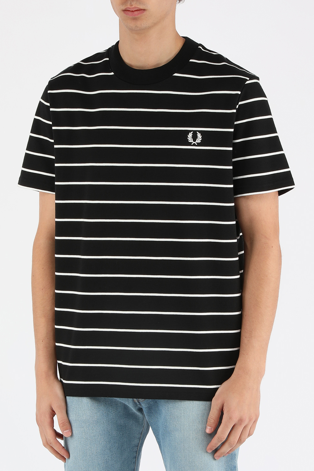 תמונת דוגמן קידמית של חולצת טי עם לוגו רקום והדפס פסים