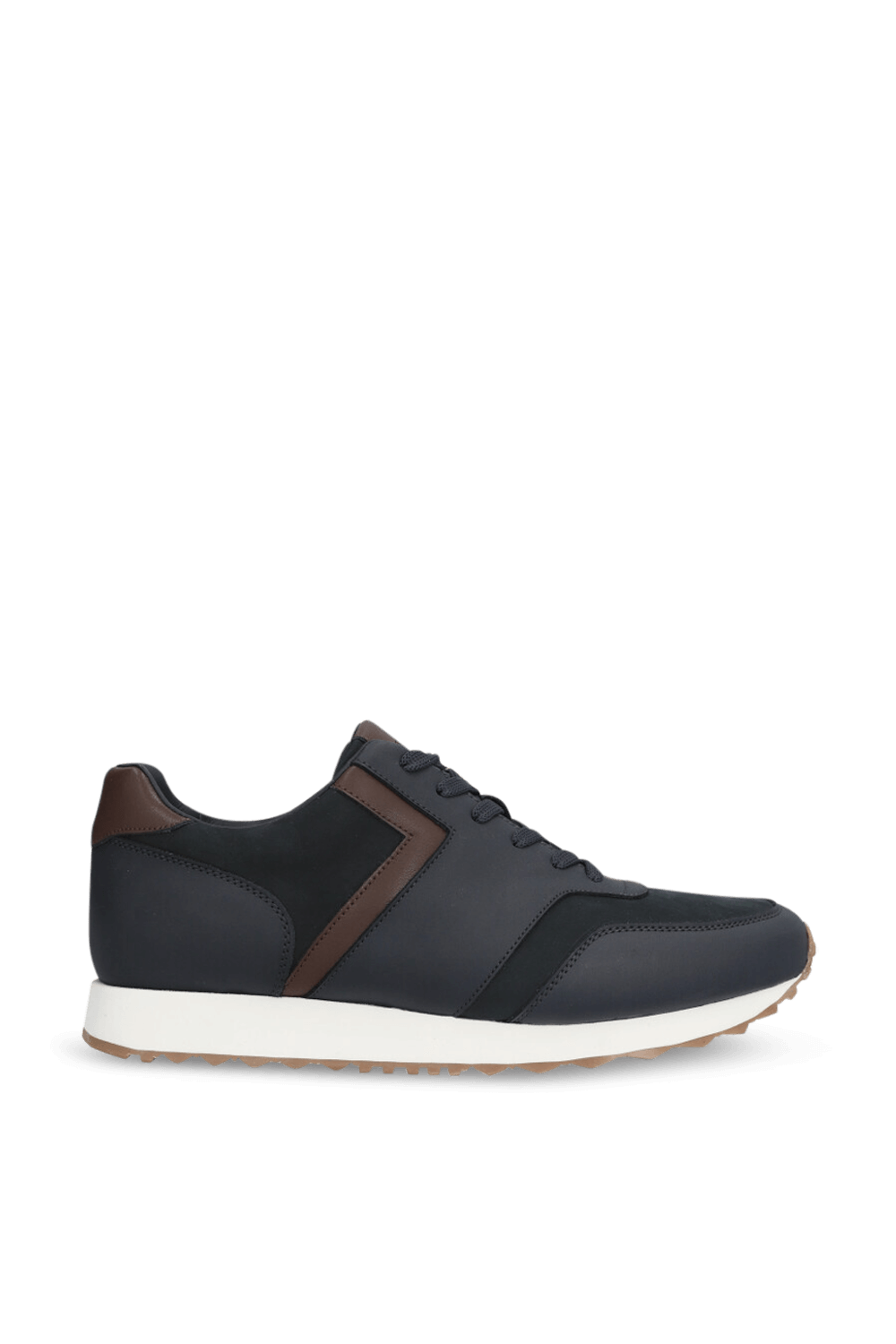 תמונה קידמית של נעלי סניקרס