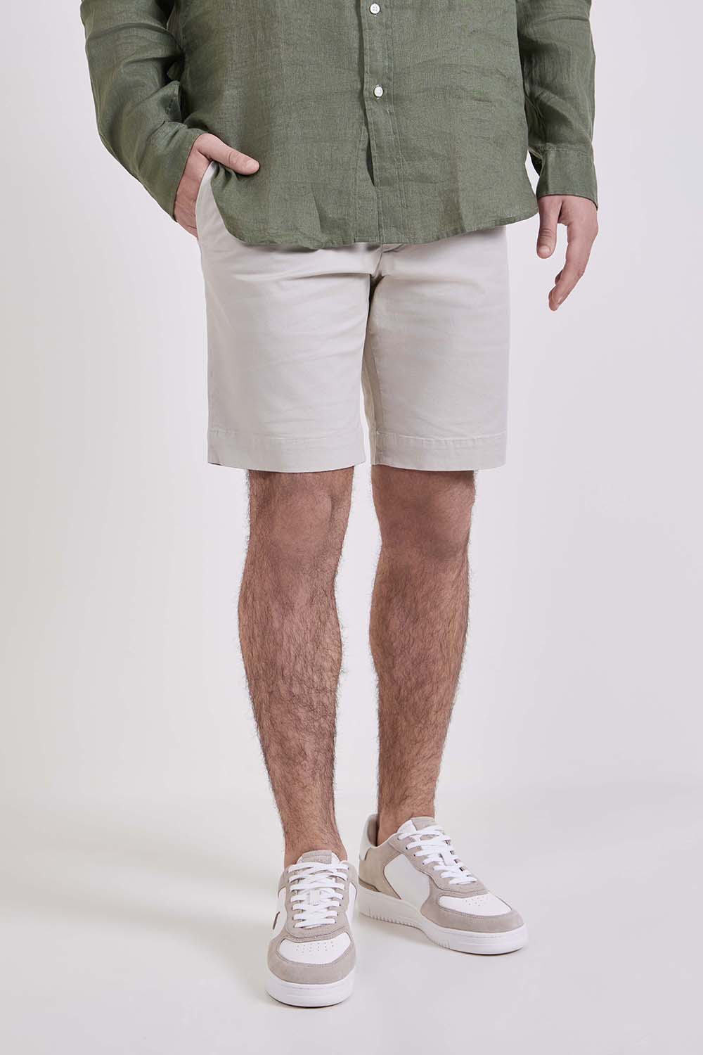 תמונת דוגמן קידמית של מכנסי צ'ינו קצרים