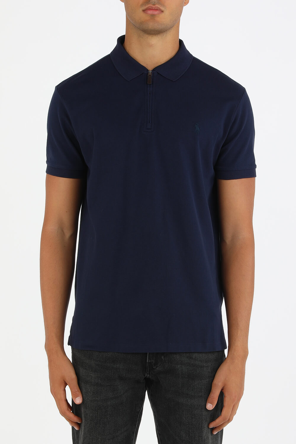 תמונת דוגמן קידמית של חולצת פולו חצי מרוכסנת