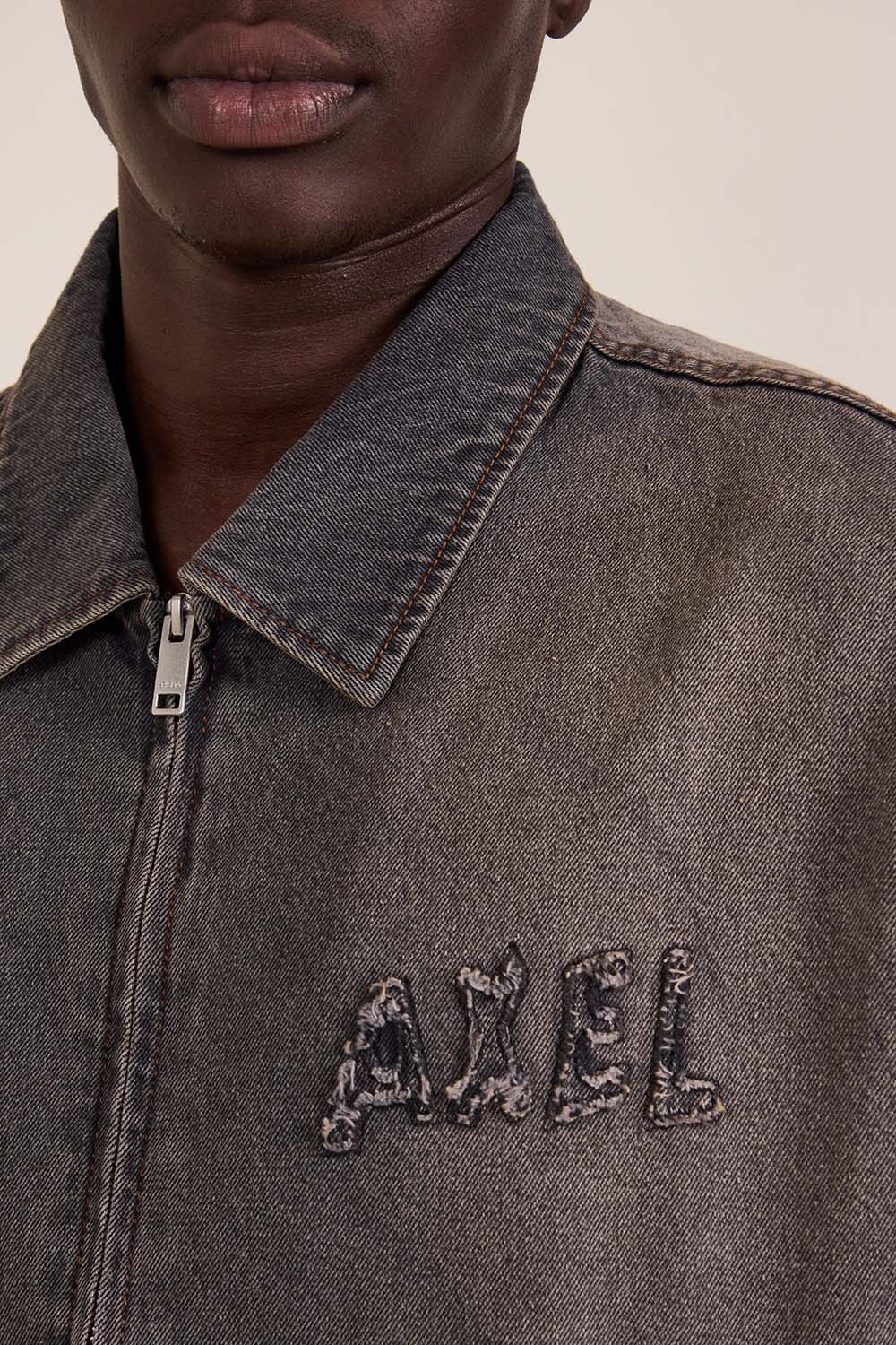 תמונת תקריב דוגמן של ז'קט ג'ינס טרוויס