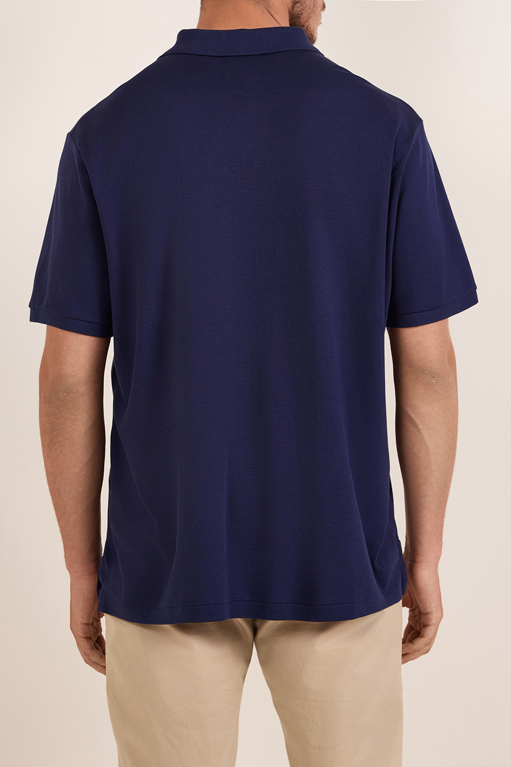 תמונת דוגמן אחורית של חולצת פולו