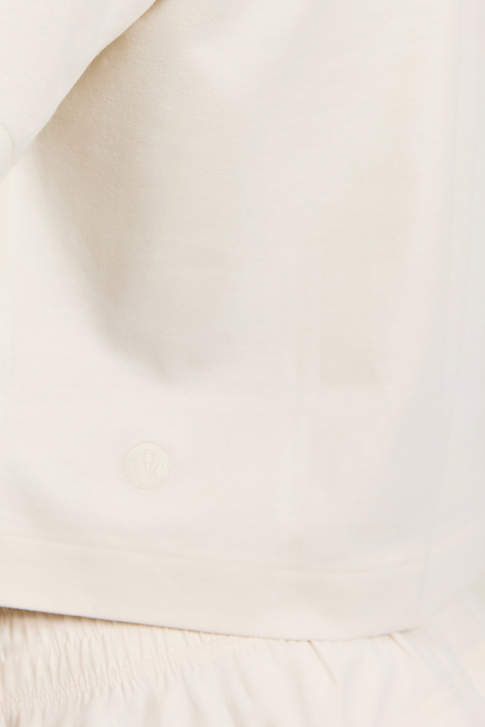 תמונת תקריב דוגמן של All Yours Organiv Cotton Cropped T-Shirt