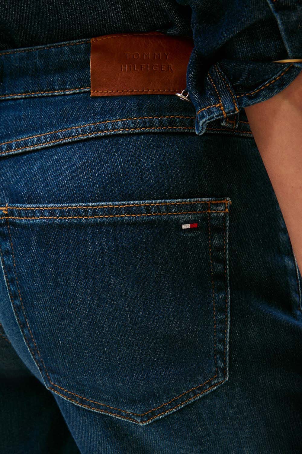 תמונת תקריב דוגמן של מכנסי ג'ינס ישרים