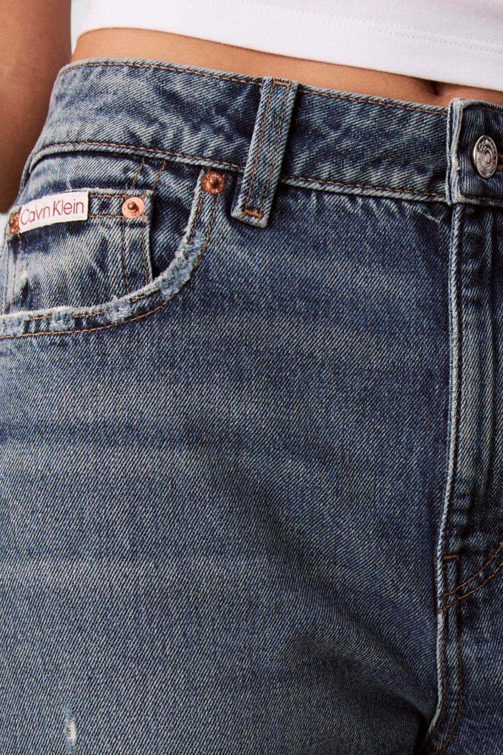 תמונת תקריב דוגמן של מכנסי ג'ינס בגזרה ישרה