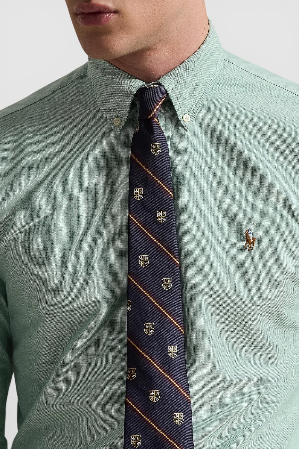 תמונת תקריב דוגמן של חולצה מכופתרת