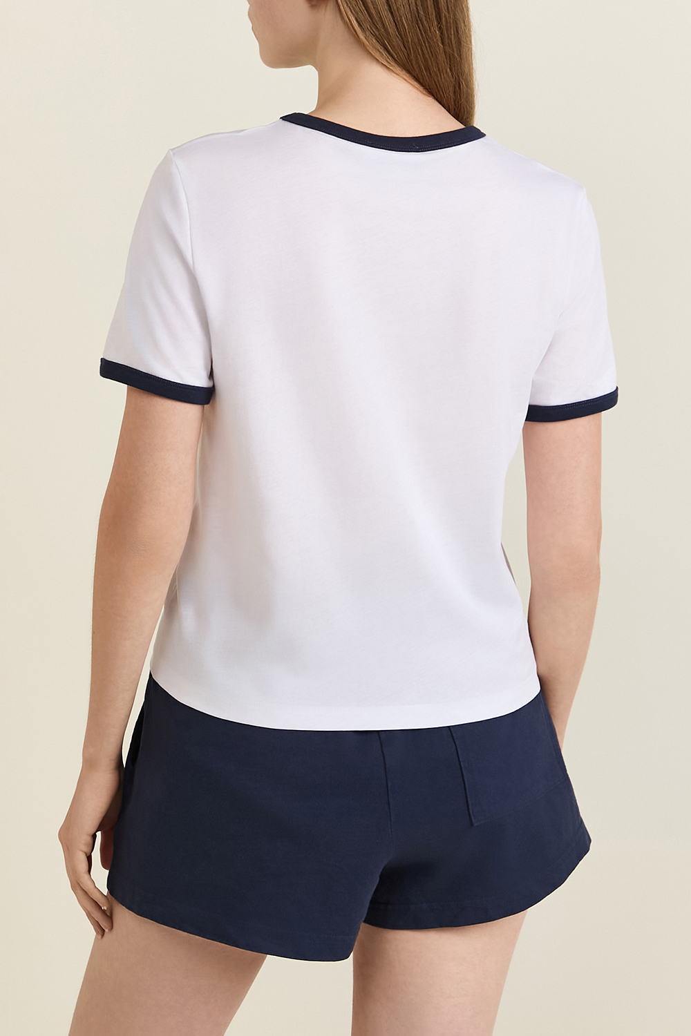 תמונת דוגמן אחורית של חולצת טי