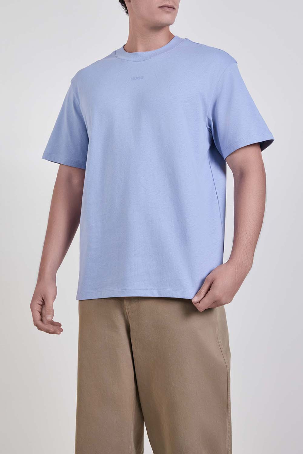 תמונת דוגמן קידמית של חולצת טי בגזרה משוחררת