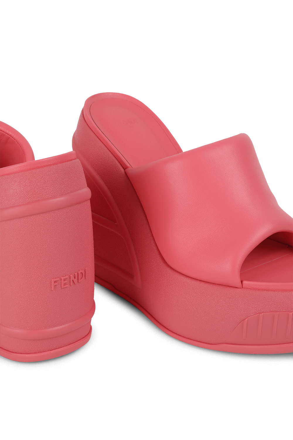 תמונת תקריב של כפכפי סליידס פלטפורמה