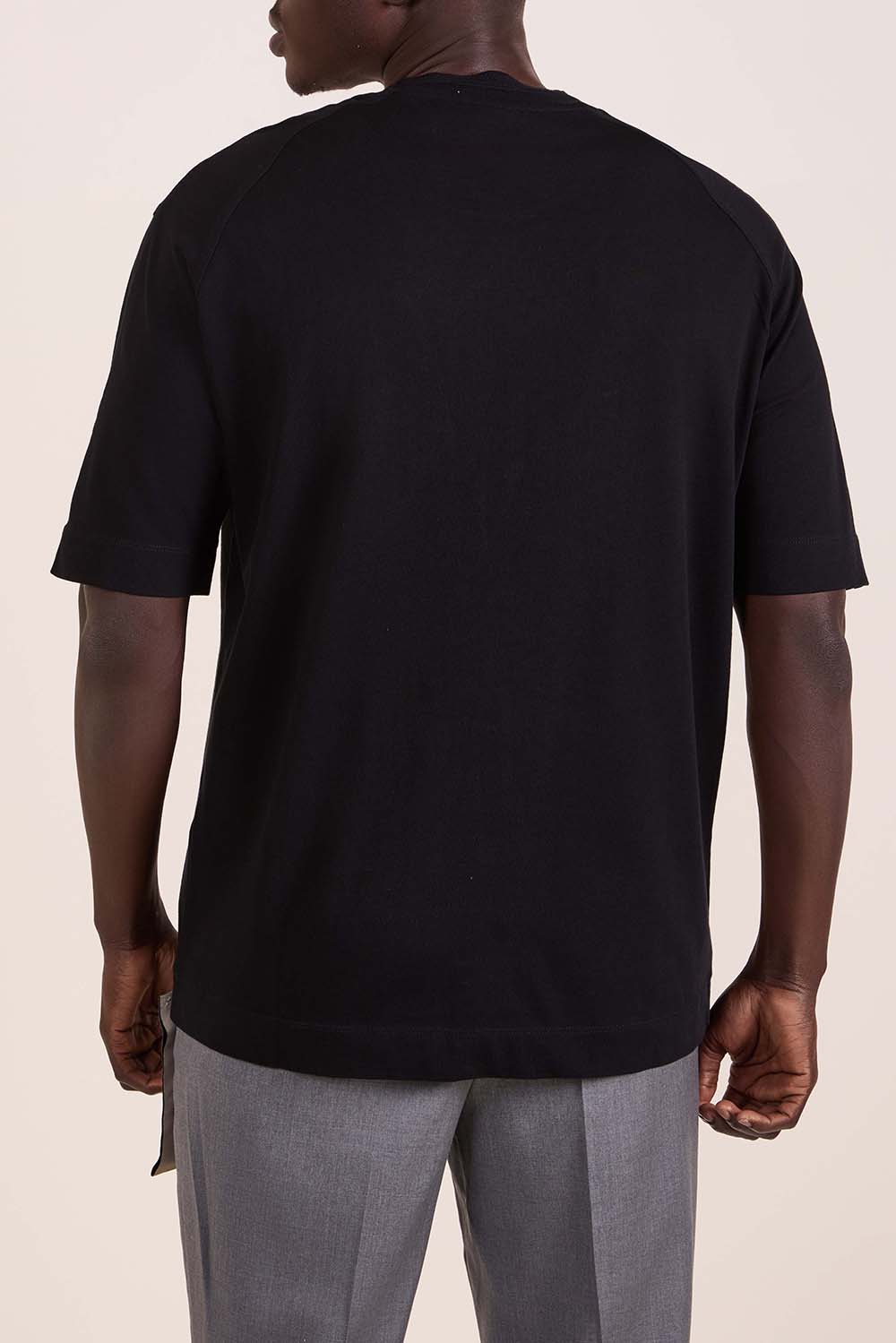 תמונת דוגמן אחורית של טישירט שרוול קצר