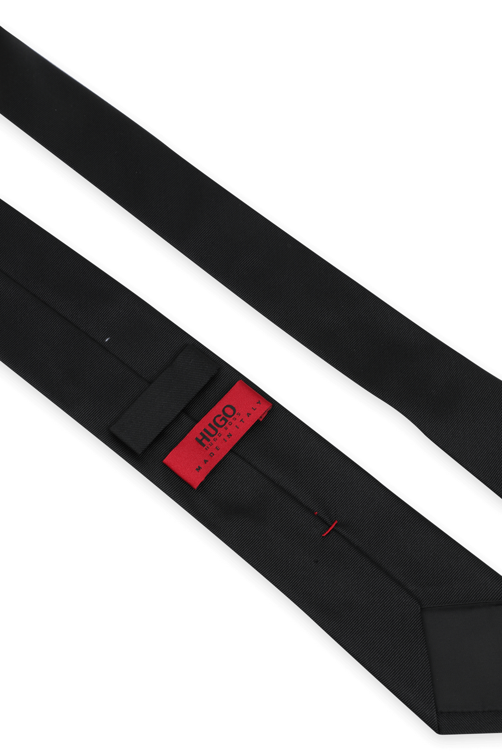 תמונה אחורית של עניבה שחורה ממשי