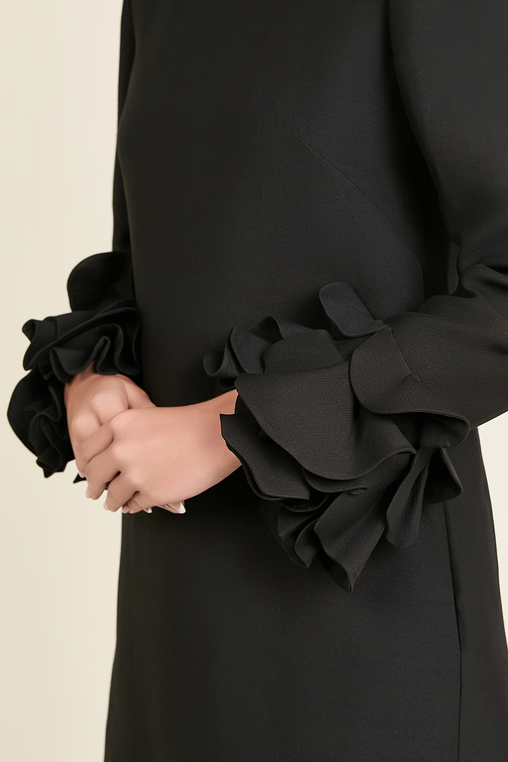 תמונת תקריב דוגמן של שמלת מיני