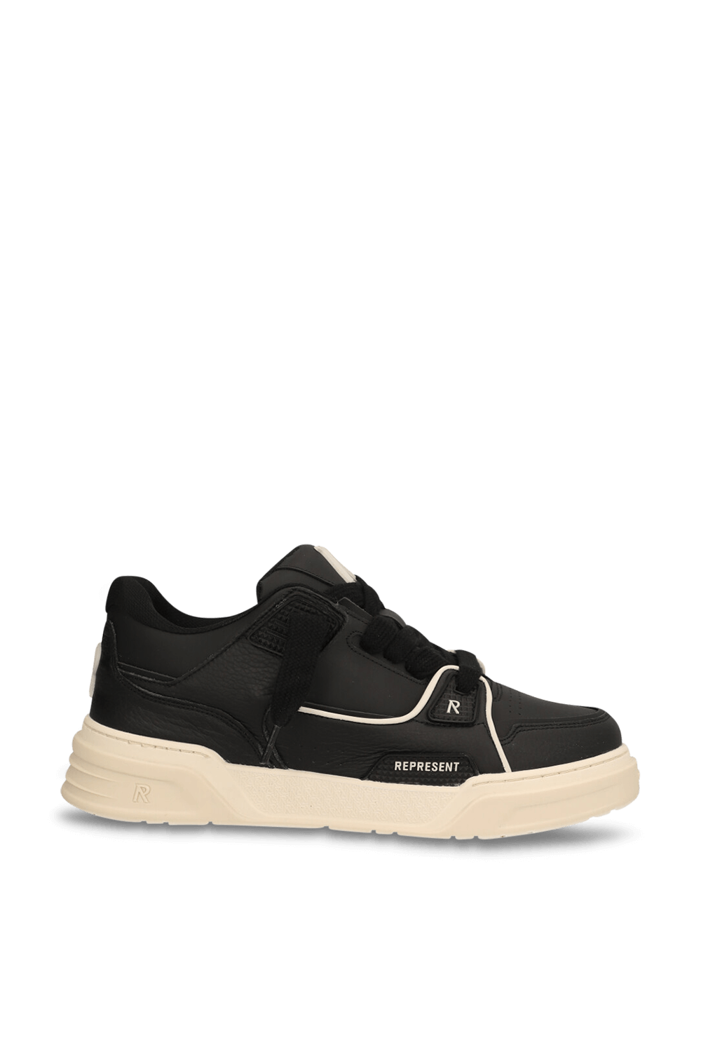 תמונה קידמית של נעלי סניקרס עור