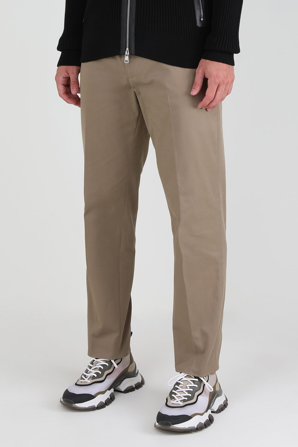 תמונת דוגמן קידמית של מכנסי טיילורד מחויטים